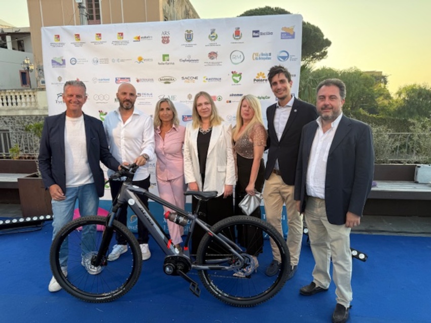 antonazzo_puccio_sabella_team_elevante_srl_e_majolino_con_una_delle_bici_elettriche.jpg