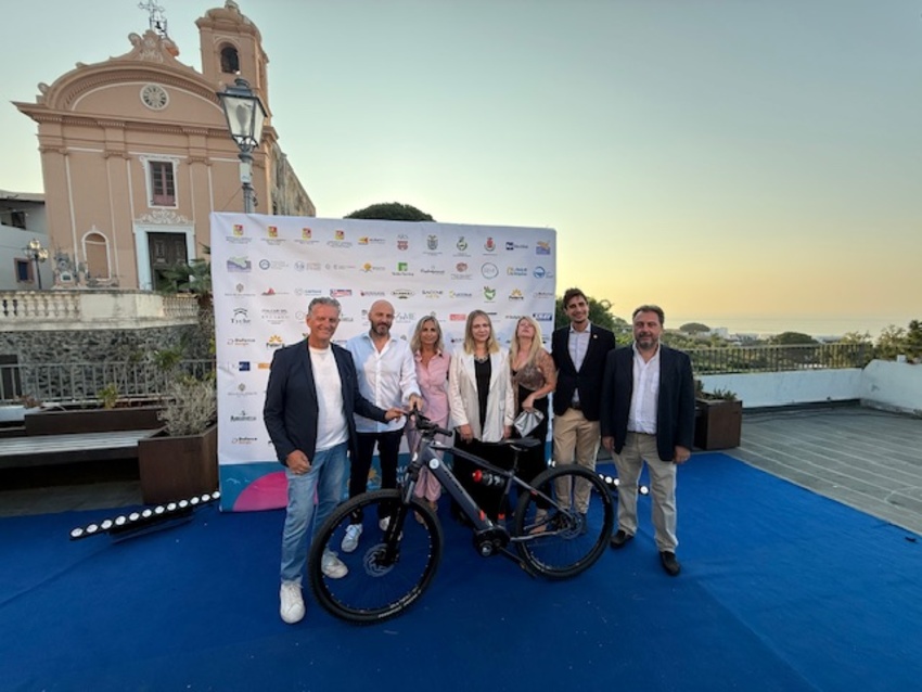 antonazzo_puccio_sabella_team_elevante_srl_e_majolino_con_una_delle_bici_elettriche_1.jpg